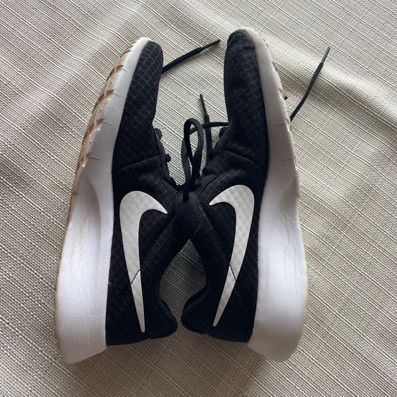 Nike Tanjun Shoes - 5Y / 6.5W - Picture 3 of 8